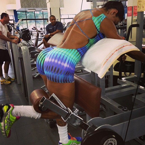 Gracyanne Barbosa malhando - Flexora em pé 4x10 parando 2 contraindo em cima (Foto: Reprodução/ Instagram)