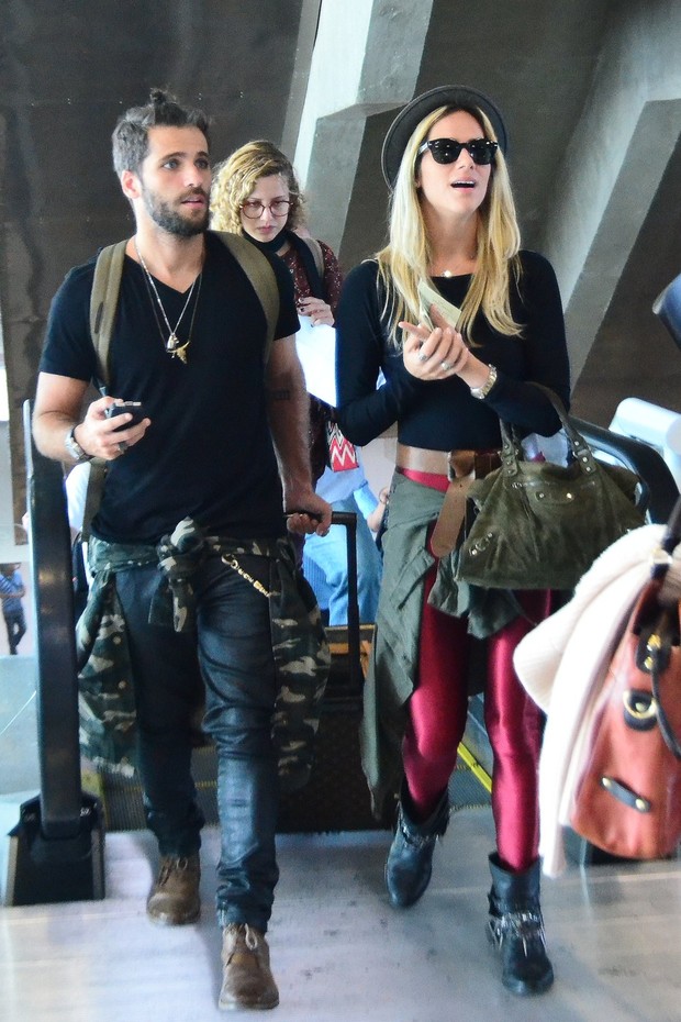 Bruno Gagliasso e Giovanna Ewbank no aeroporto Santos Dumont (Foto: William Oda / AgNews)