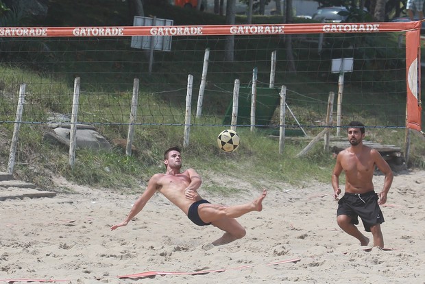 Rafael jogando futevôlei (Foto: Dilson Silva / AgNews)