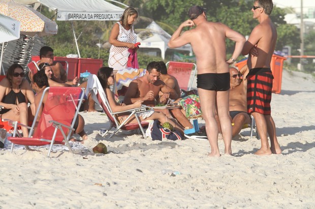 Malvino Salvador e a namorada Kyra Gracie na praia da Barra da Tijuca, RJ (Foto: Wallace Barbosa/AgNews)