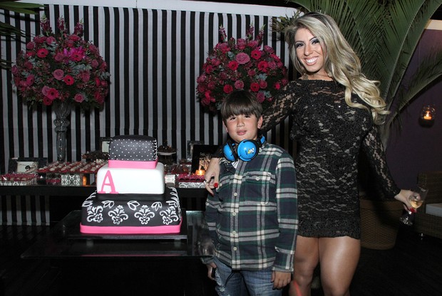 Andrea de Andrade e o filho, RInaldo, em sua festa de aniversário (Foto: Daniel Pinheiro/R2/Divulgação)