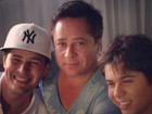 Pedro Leonardo posa com o pai e com o irmão: 'Amo demais'