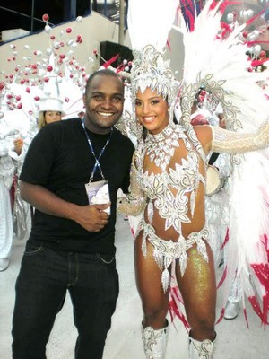Galeria Reis do Carnaval - Guilherme Alves posa com uma amiga (Foto: Divulgação)