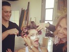 Em bastidores, Isabelli Fontana faz careta com bóbis no cabelo