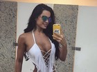 Fernanda D'avila posa com body decotado e exibe cinturinha