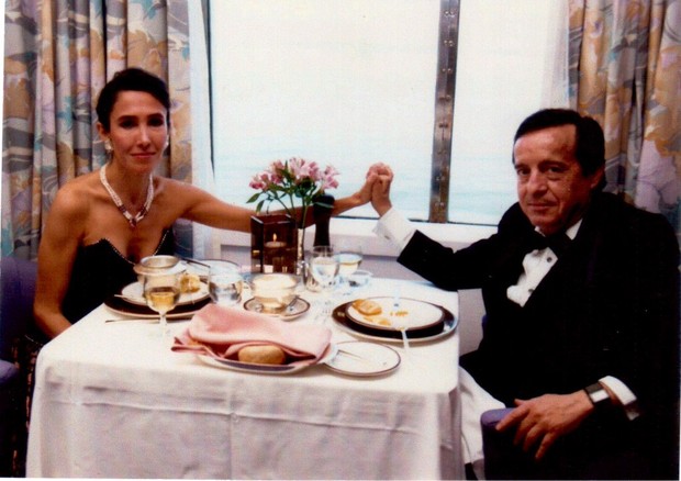 Florinda Meza post foto de jantar romântico com Roberto Bolaños (Foto: Twitter / Reprodução)