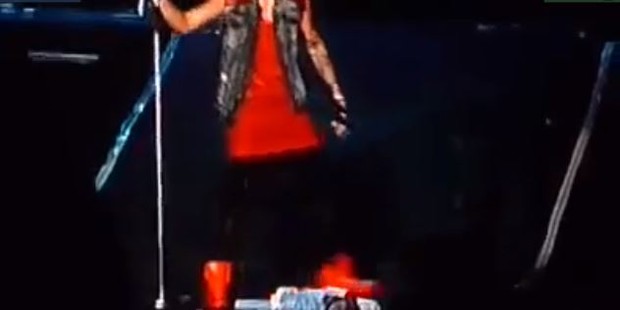 Justin Bieber chutando bandeira Argentina em show (Foto: Instagram / Reprodução)