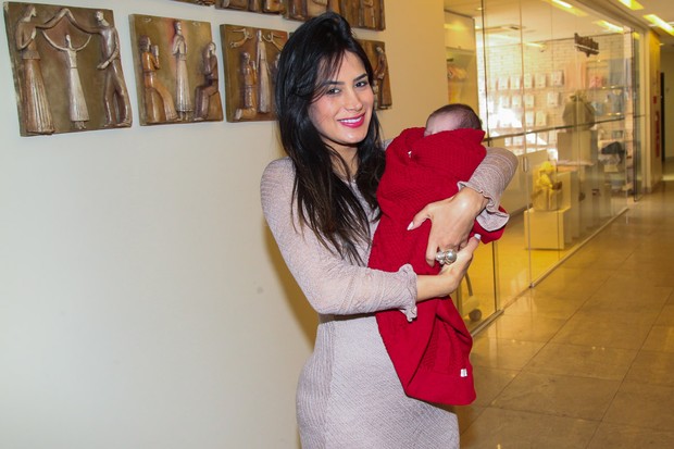 Lucilene Caetano deixa maternidade com o filho  (Foto: Manuela Scarpa/Brazil News)