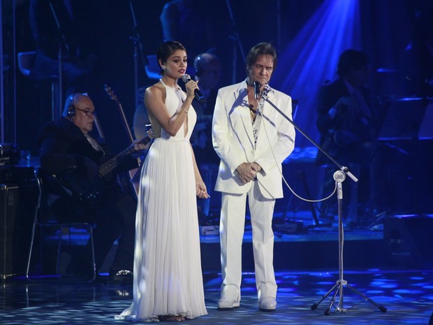 Sophie Charlotte canta com Roberto Carlos em show no Rio (Foto: Isac Luz/ EGO)