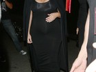 Kim e Khloe Kardashian usam superdecotes em festa