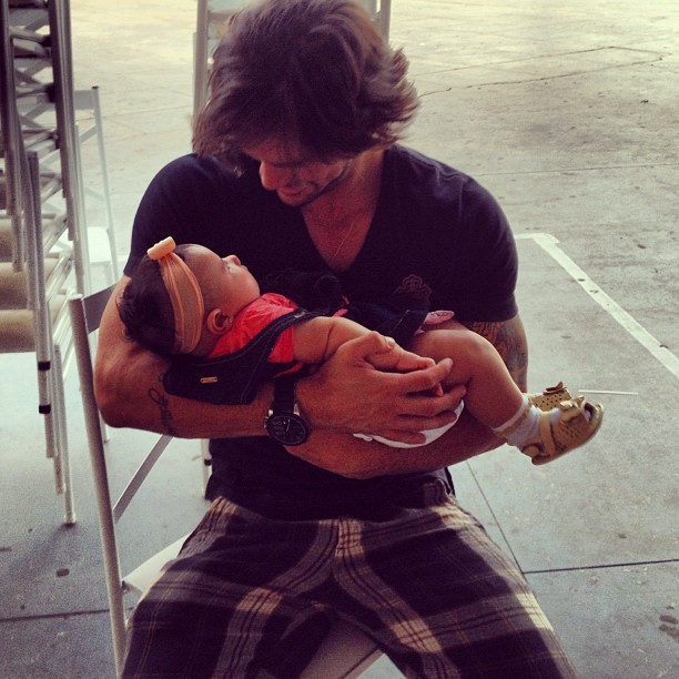 Ex-BBB Rodrigo posa com bebê e avisa: 'Projeto papai 2014' (Foto: reprodução/Instagram)