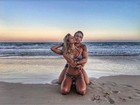 Gabriela Pugliesi posa sexy agarrada a Erasmo Viana na praia