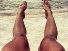 Graciella Carvalho mostra pernas saradas em parque aquático