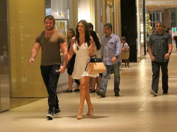 Thor Batista com namorada, Lunara Campos, em shopping na Zona Oeste do Rio (Foto: Daniel Delmiro/ Ag. News)