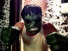 Mais forte, Fiuk se diverte com máscara do Hulk em rede social