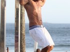 Ex-namorado de Nicole Bahls se exercita na praia e exibe tanquinho