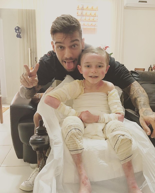 O post mais curtido de Lucas Lucco em 2016 (257 mil) foi o que ele aparece com o menino Lucas Costa, que contra a Epidermólise Bolhosa, uma doença de pele (Foto: Reprodução/Instagram)