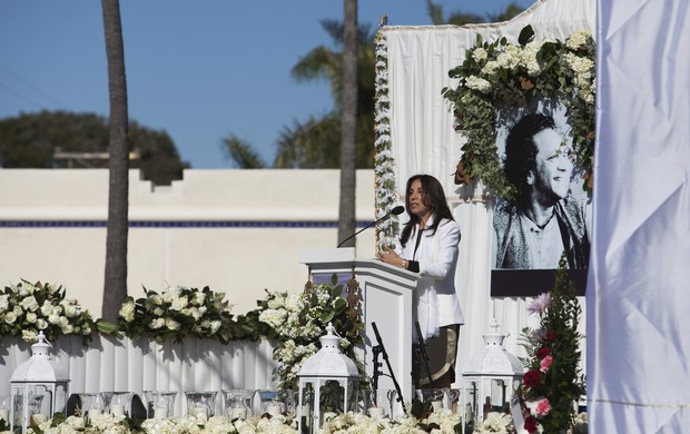 Olivia Harrison, viúva de George Harrison, discursa no memorial de Ravi Shankar (Foto: Reuters)
