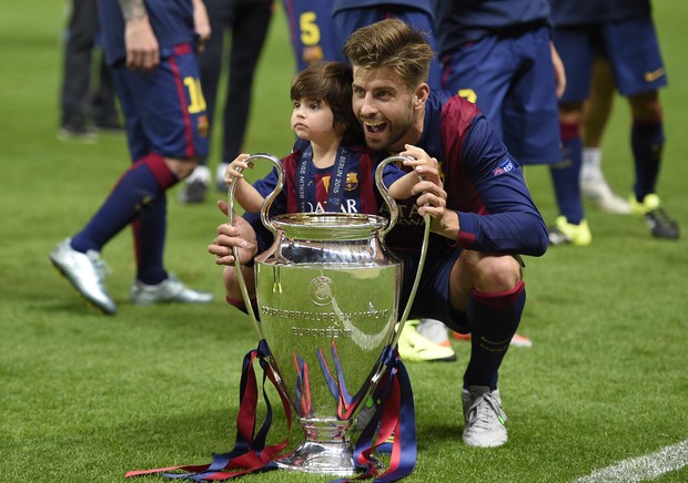 Milan, filho de Shakira com o jogador Gerard Piqué, brinca do Daniel Alves (Foto: AFP)