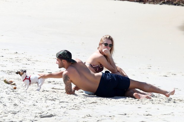 Fiorella Mattheis e Alexandre Pato na praia (Foto: André Freitas/AgNews)