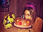 Gulosa, Thaila Ayala se acaba em bolo no dia de seu aniversário