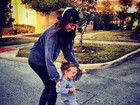 Thaila Ayala ensina filha de Fernanda Rodrigues a andar de skate