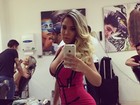Mulher Melão capricha no decote em selfie