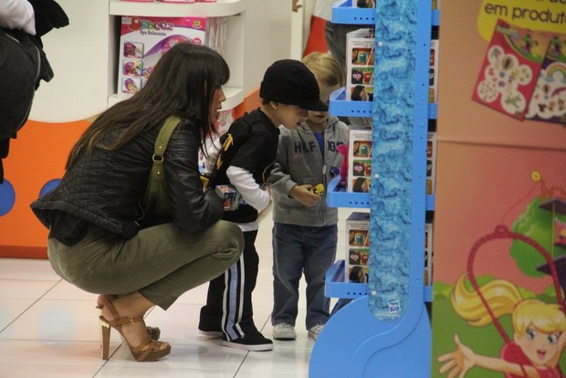 Daniele Suzuki e filho em loja de brinquedo (Foto: Marcus Pavão/AgNews)