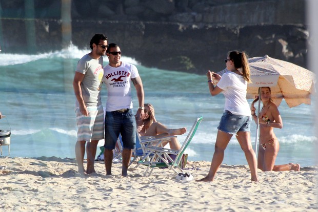 Fred tira foto com fã na praia (Foto: J. Humberto / AgNews)