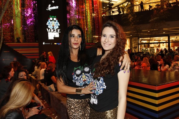 Solange Gomes com a filha (Foto: Marcos Ferreira / Foto Rio News)