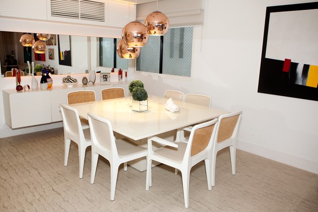 Sala de jantar na cor branda garante amplitude ao espaço e lustres dourados que dão moderno ao apartamento  (Foto: Anderson Barros EGO)
