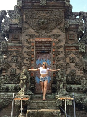 Jéssica Lopes em templo em Bali, na Indonésia (Foto: Leandro Rodrigues/ Divulgação)