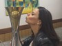 Viviane Araújo beija troféu do time do noivo: 'Sua taça veio me ver'
