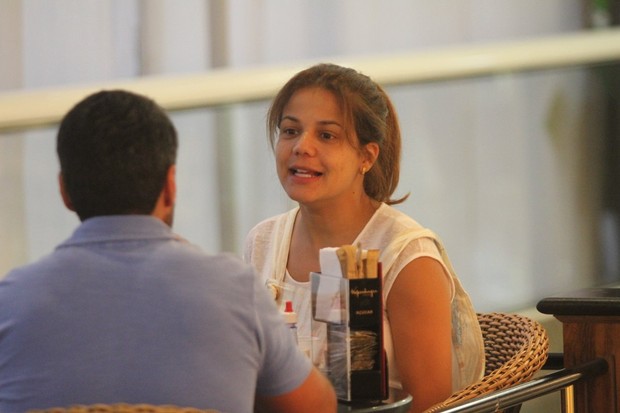Nívea Stelmann com o namorado no shopping (Foto: Marcos Ferreira / Foto Rio News)
