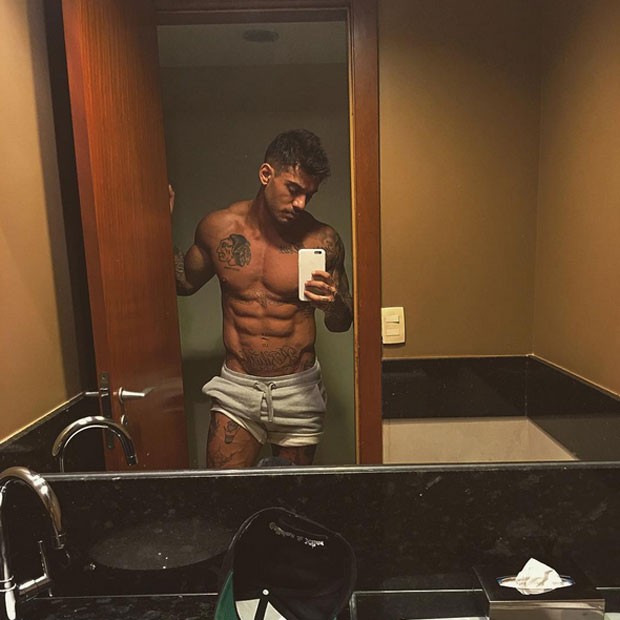 Lucas Lucco posa para selfie de shortinho e sem camisa (Foto: Instagram/ Reprodução)