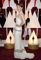 Vestido de Julianne Moore no Oscar levou 927 horas para ser feito, diz site