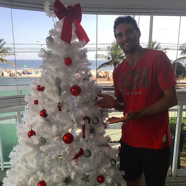 Giba posa com árvore de Natal (Foto: Instagram/ Reprodução)