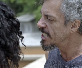 Osvaldo Mil em cena com Maeve Jinkings em A Regra do Jogo (Foto: Reprodução/Globo)