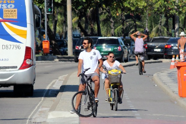 Marcos Palmeira pedala na orla (Foto: Fabio Moreno / Foto Rio News)