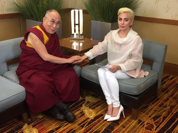 Dalai Lama e Lady Gaga juntos (Foto: Reprodução/Twitter)