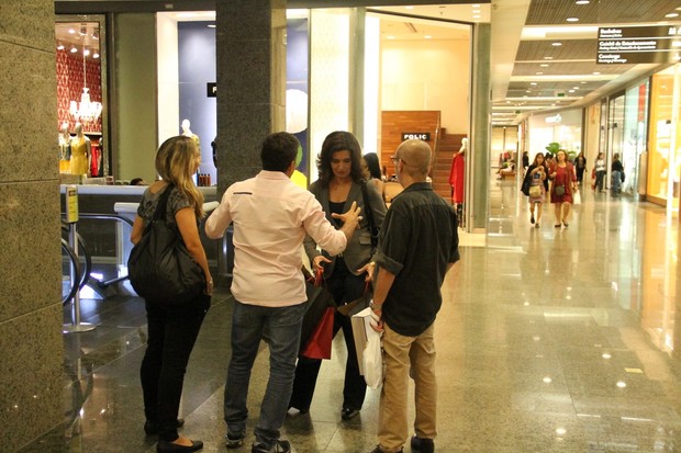 Fátima Bernardes encontra Eri Johnson no Shopping (Foto: Wallace Barbosa/AgNews)