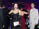 De volta ao Brasil, Ariadna usa vestido de R$ 10 mil em baile de carnaval