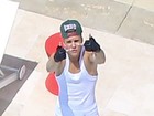 Justin Bieber se irrita com paparazzo e faz gesto obsceno
