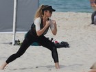 Danielle Winits e Anna Lima malham em praia do Rio e exibem suas barrigas sequinhas