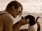 Paolla Oliveira brinca com cachorro na praia e afirma: 'Fofura'
