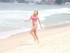 Fiorella Mattheis aparece de biquíni em filmagem em praia no Rio