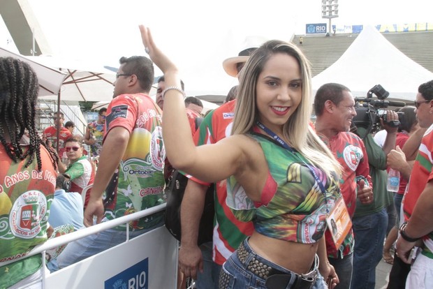 Mulher Melão na apuração dos desfiles do grupo especial do Rio (Foto: Isac Luz / EGO)