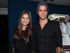 Jessika Alves vai com o namorado ao teatro em São Paulo