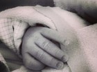 Marido de Alinne Moraes posta foto da mãozinha do filho