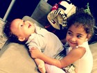 Samara Felippo posta foto fofa da filha apertando bebê